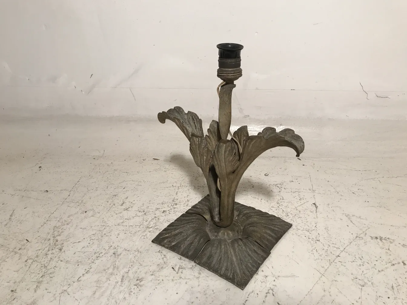 lampada da tavolo antica in stile art deco con base decorativa