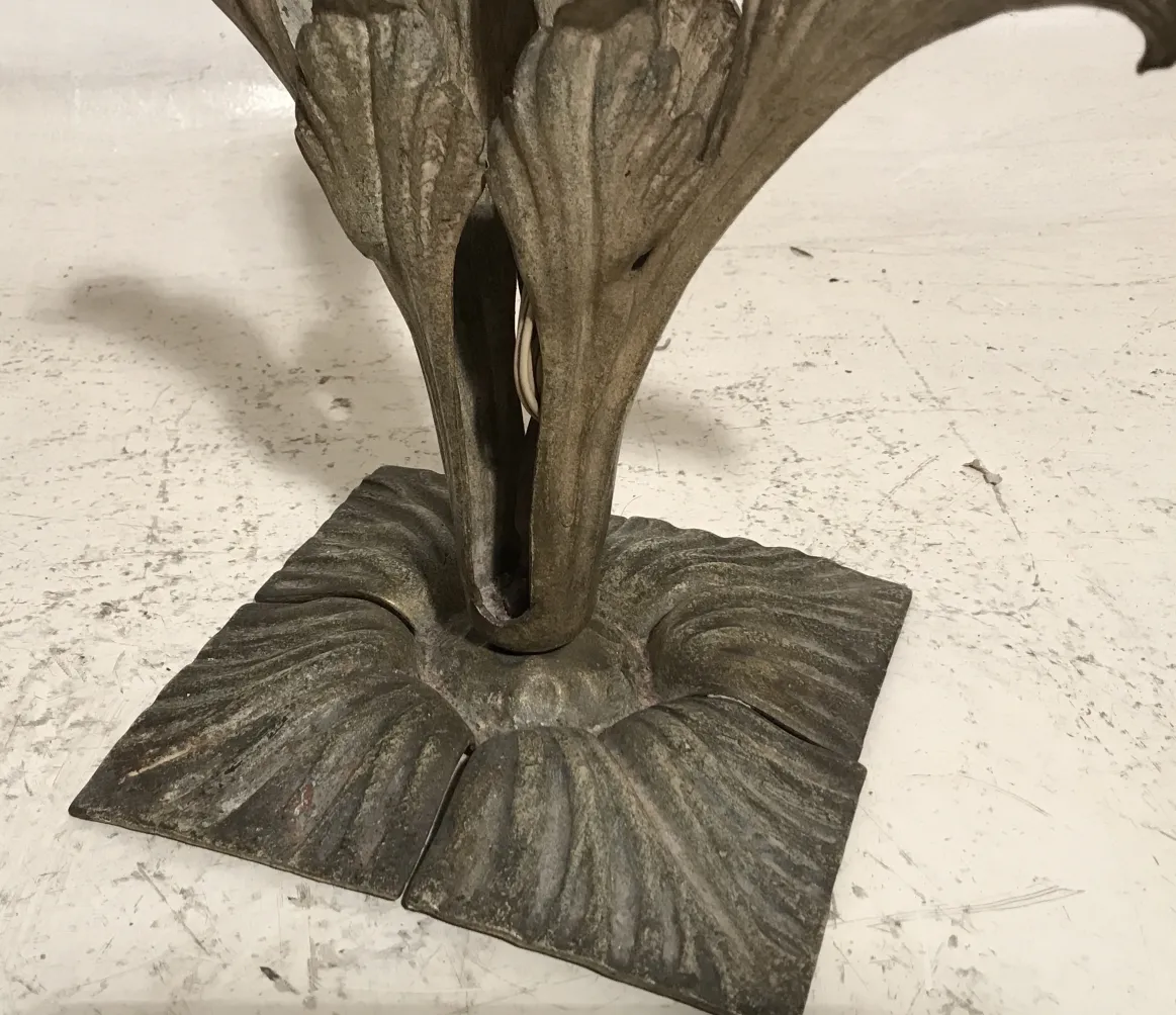 Antigua lámpara de mesa de estilo Art Deco con detalles decorativos.