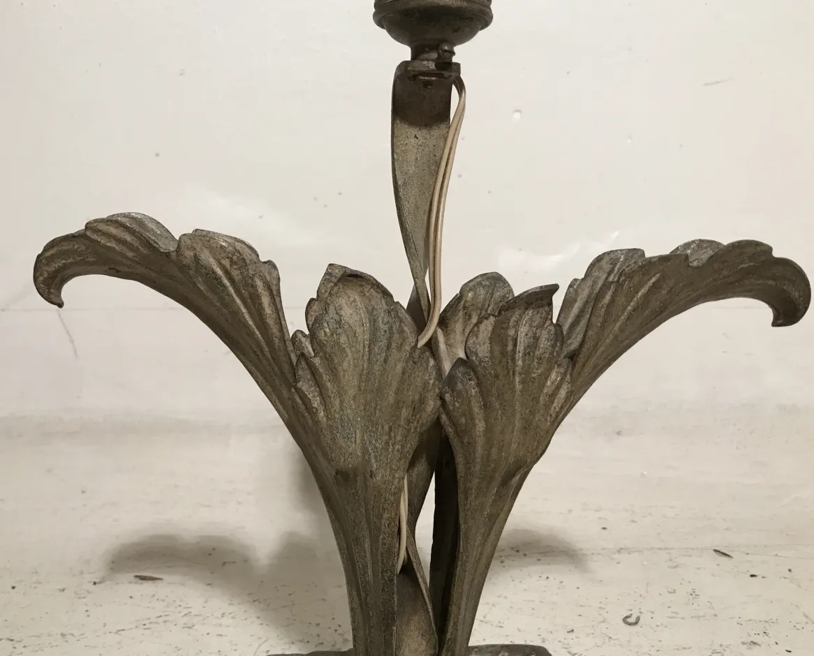 antik-tischlampe mit blattdesign im art-deco-stil