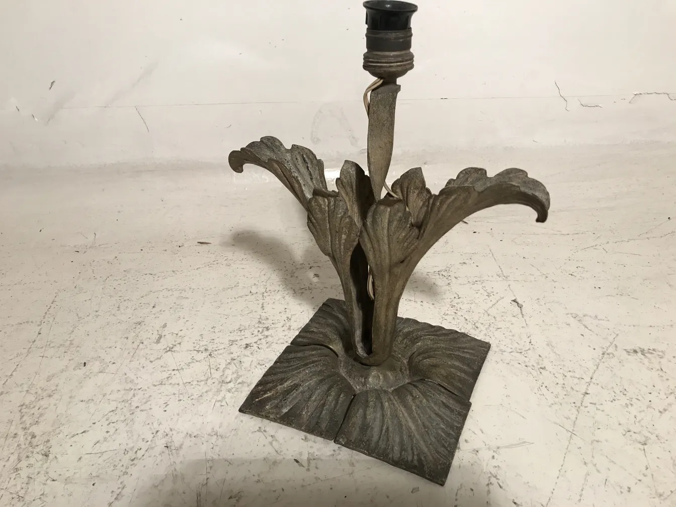 antigua lámpara de mesa Art Deco con base decorativa