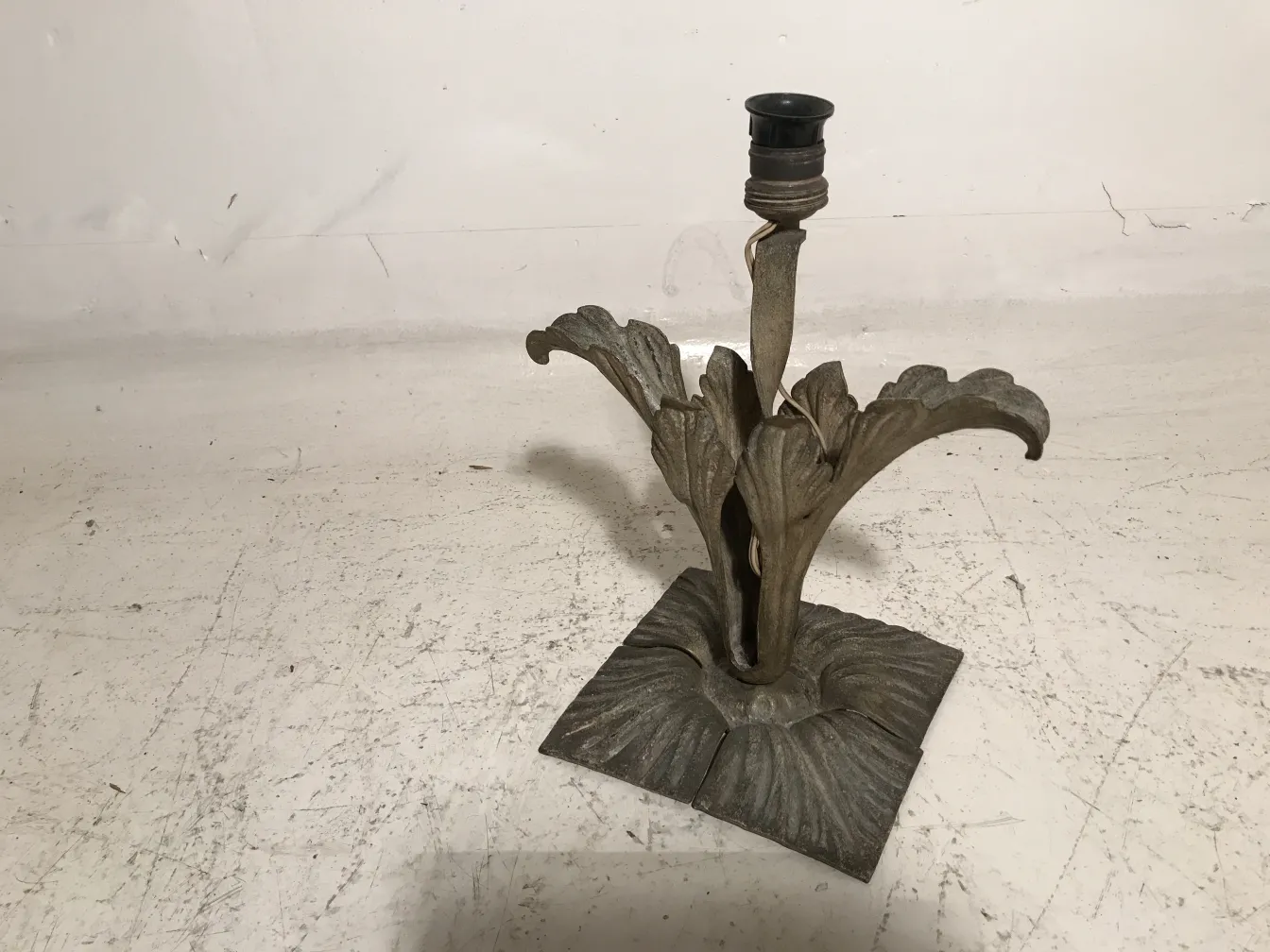 lampada da tavolo antica con design floreale artistico