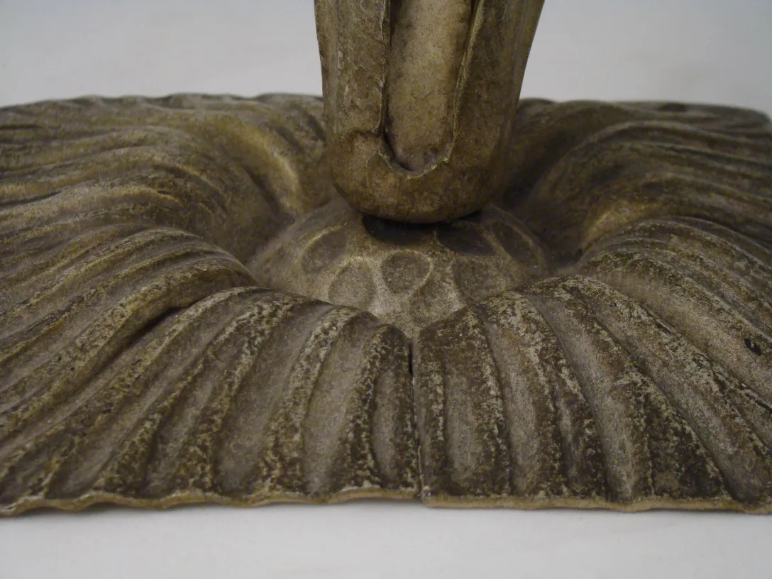 古代テーブルランプ、花の形をした装飾ベース