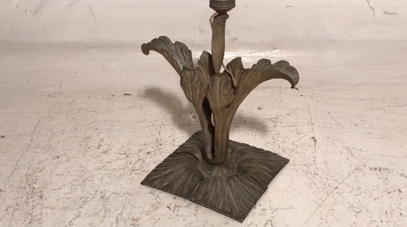 Lampada da tavolo antica Art Deco con base decorativa in un ambiente minimalista.