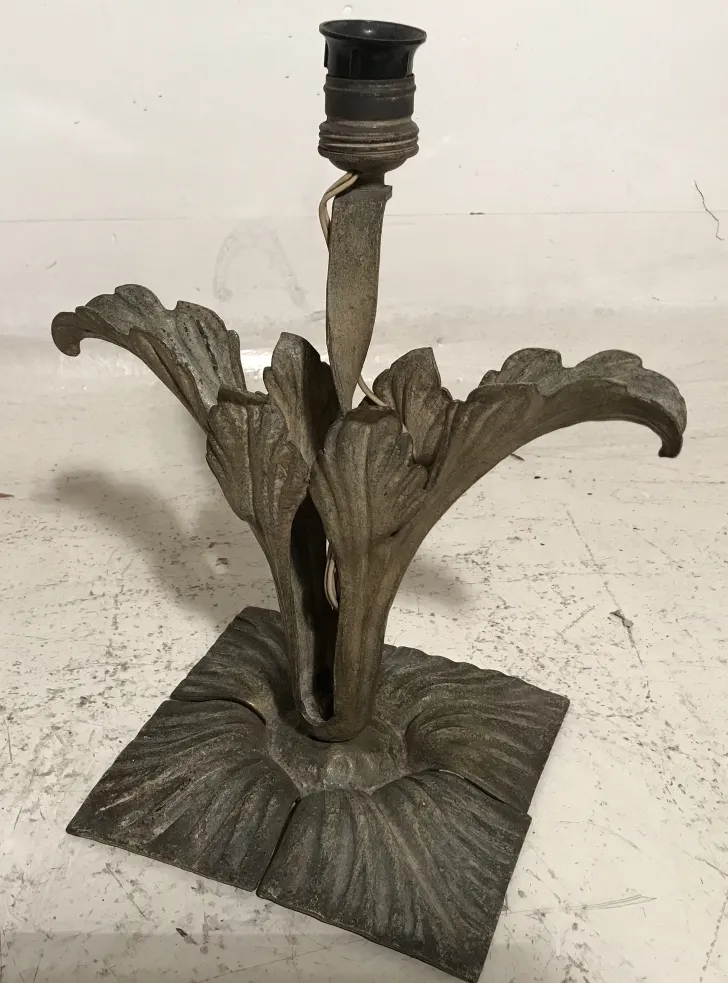 Luminária de mesa antiga com base em forma de folhas em estilo Art Deco