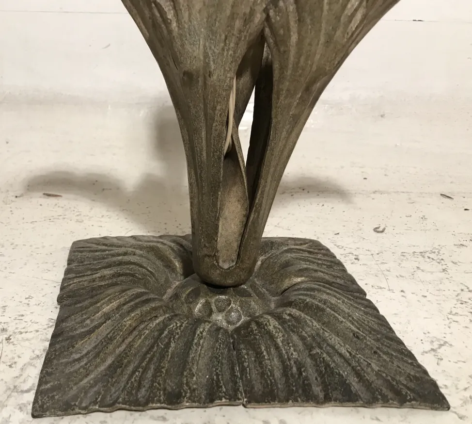 Tischlampenbasis mit Blumendetails, antike Atmosphäre.