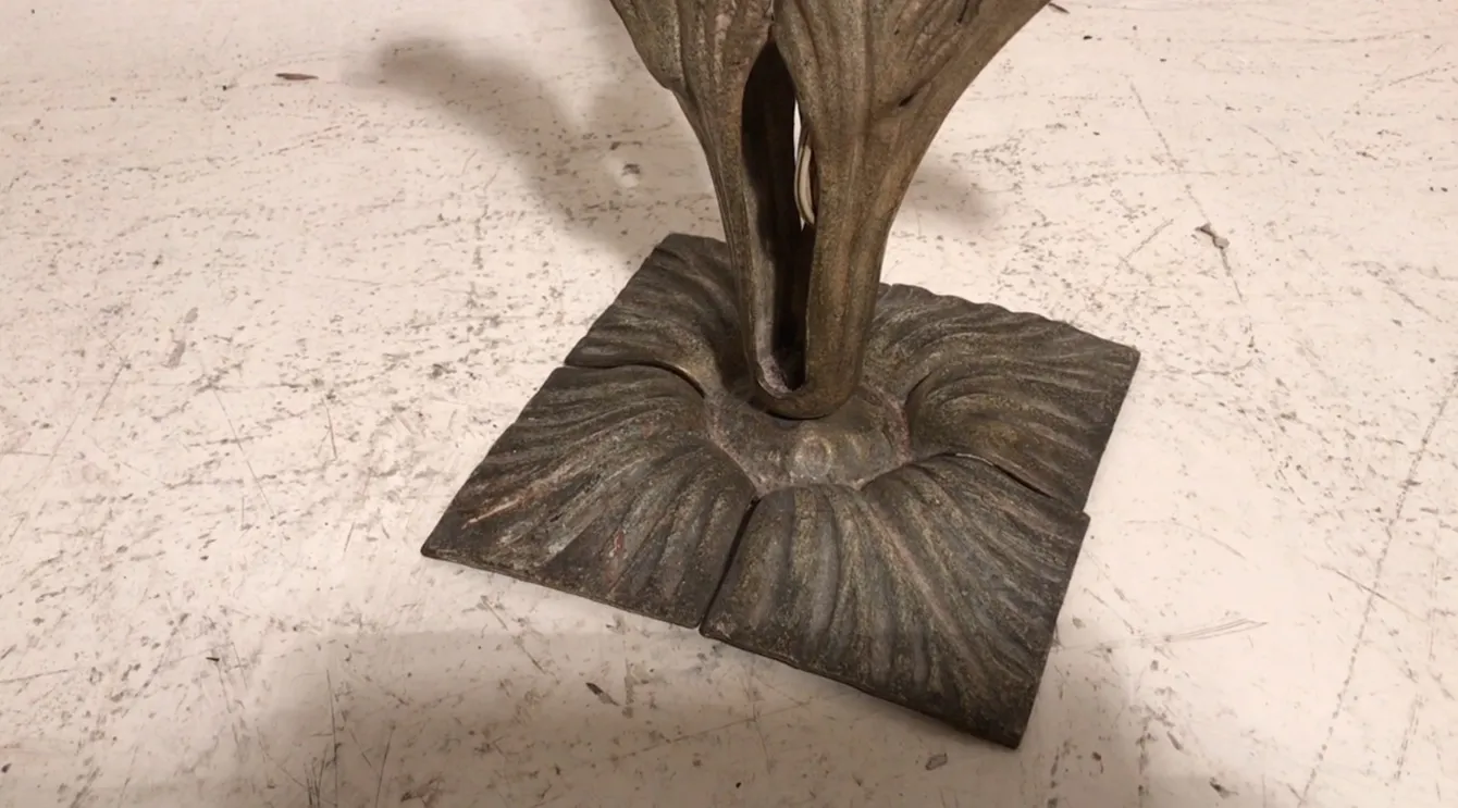 Base della lampada da tavolo antica con design decorativo