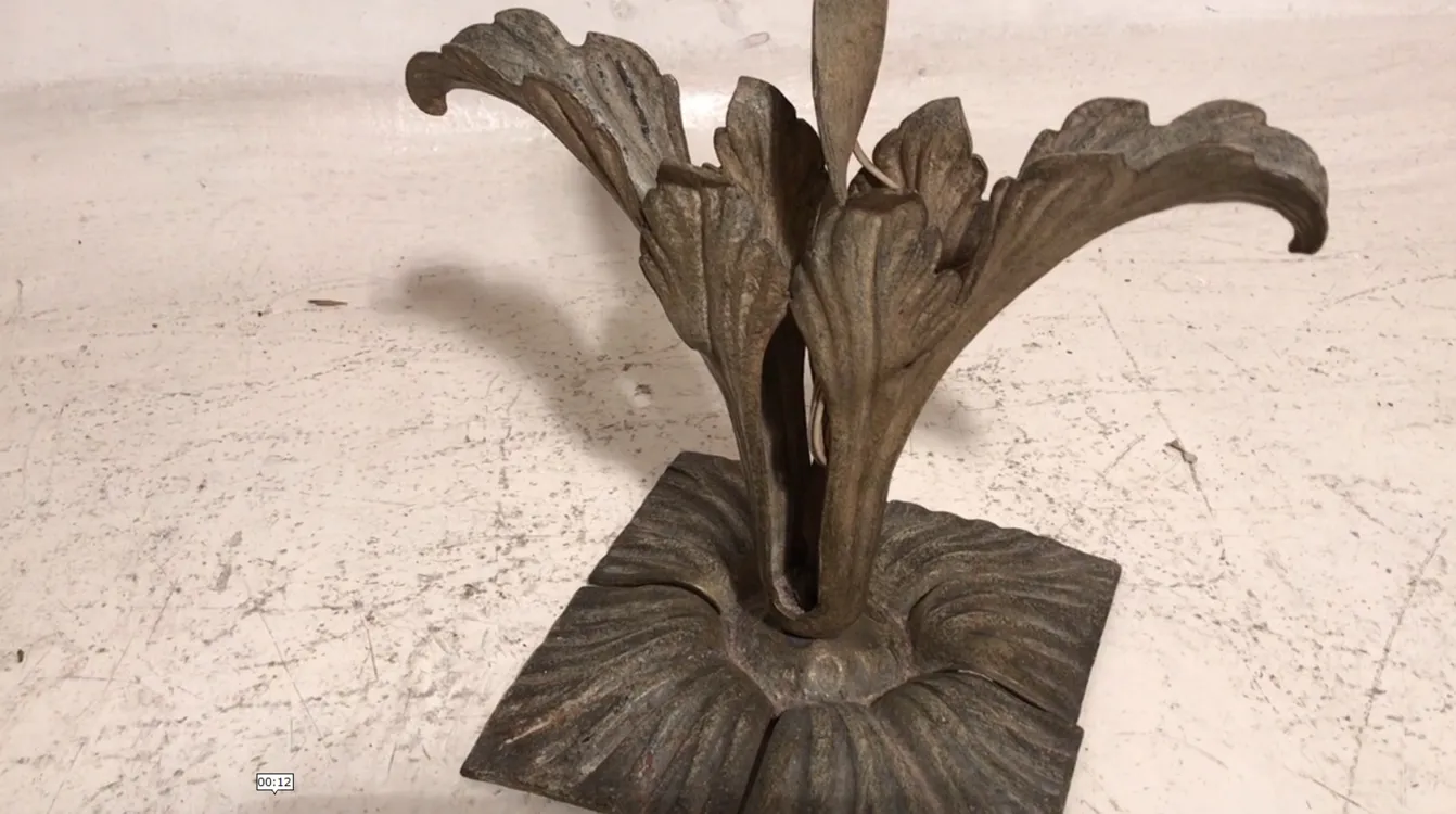 lampe de bureau ancienne avec design de feuilles et base élégante