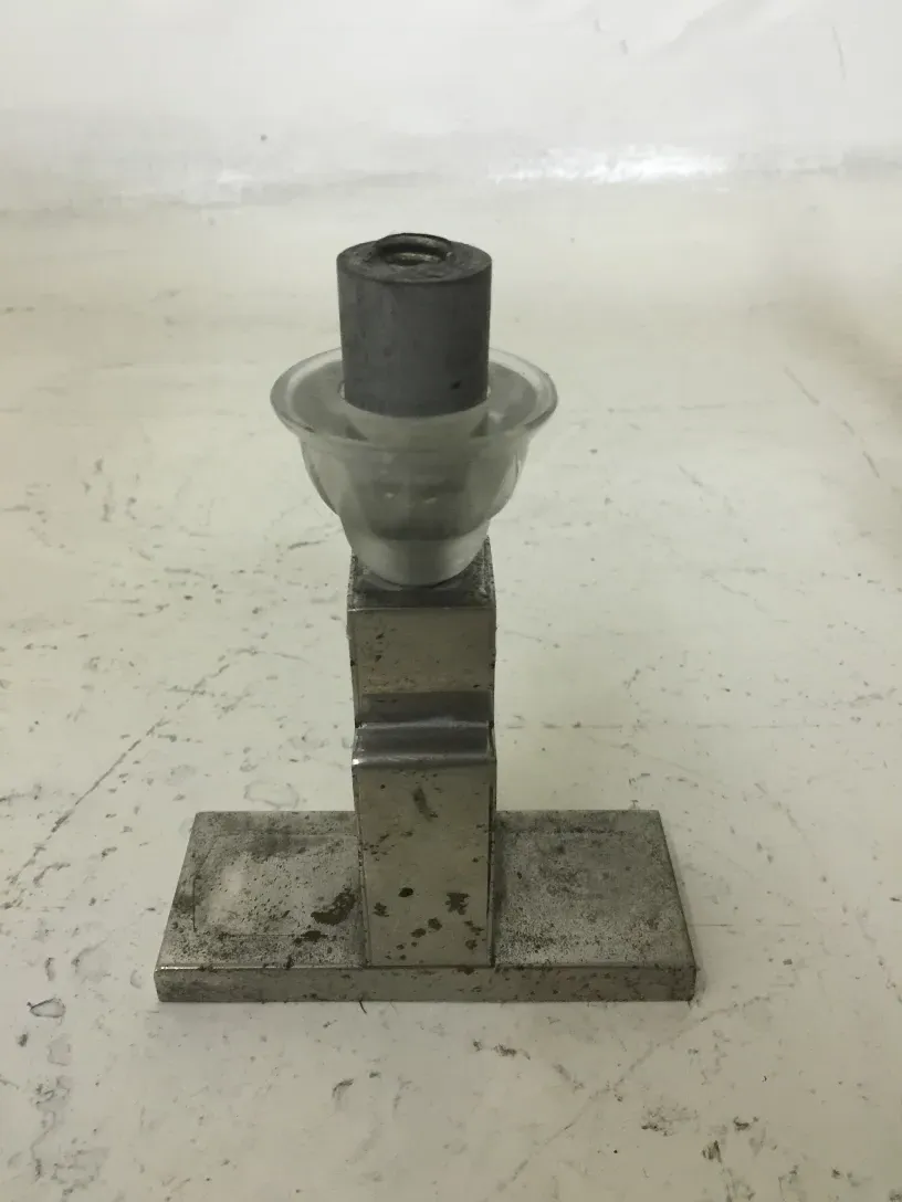 مصباح طاولة قديم بأسلوب آرت ديكو مع قاعدة معدنية.