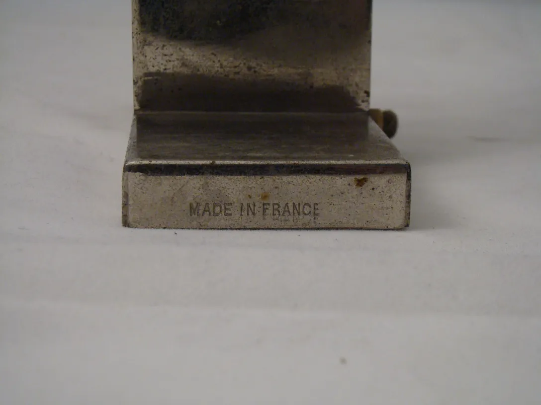 Ancienne lampe de bureau Art Deco avec base métallique, élégante et stylisée dans un cadre classique.