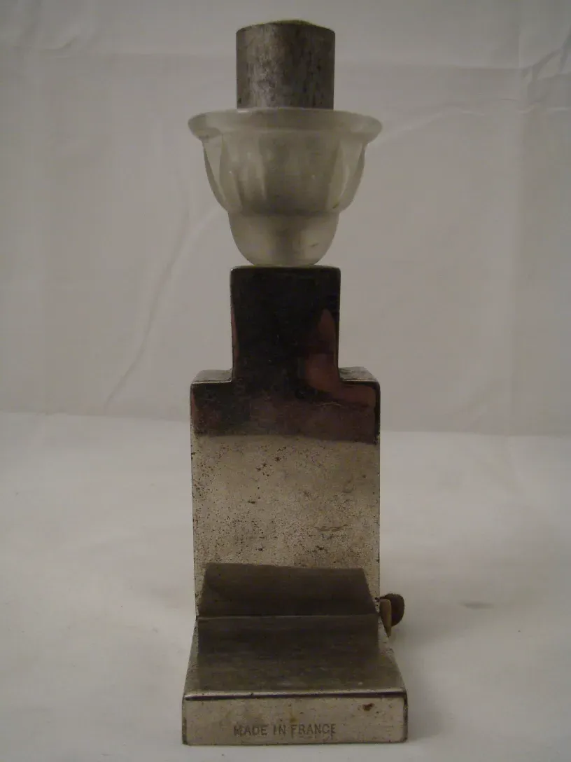 Luminária de mesa antiga em estilo Art Deco, com base de metal e cúpula de vidro