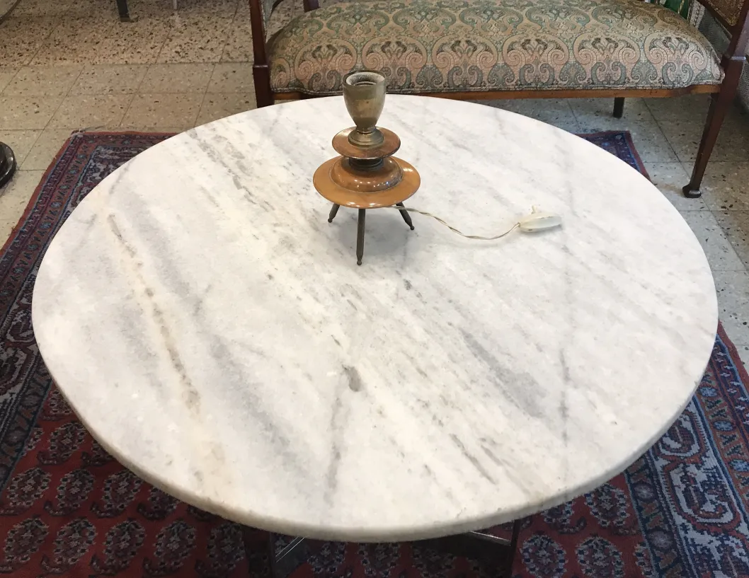 Lámpara de mesa antigua de estilo Art Deco sobre mesa redonda