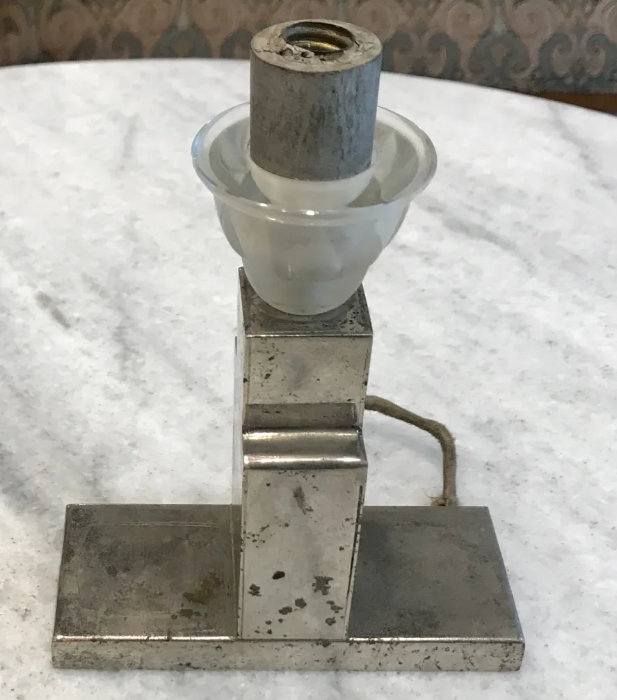 Lámpara de mesa antigua Art Deco con base metálica y pantalla blanca. Estilo elegante y minimalista. Ideal para decoraciones clásicas.