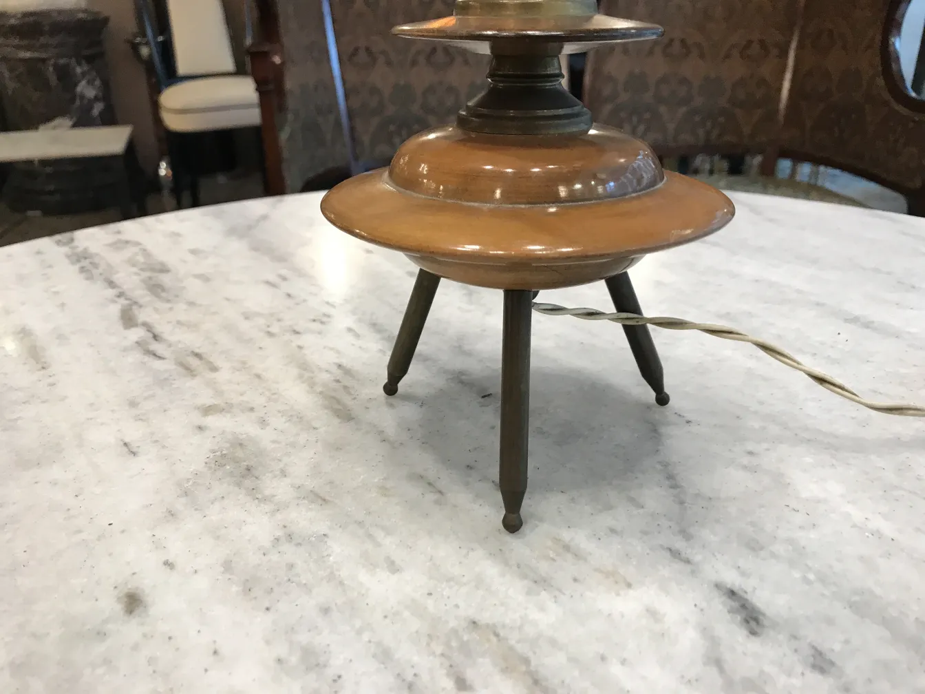 Ancienne lampe de bureau art deco avec base ronde et pieds