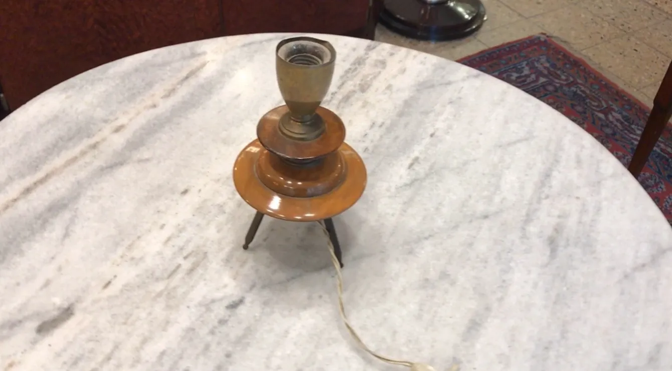 Antike Tischlampe Art Deco auf einem Tisch