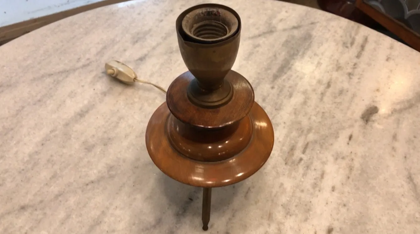 Lampe de bureau antique de style Art Deco sur une surface claire, décoration classique