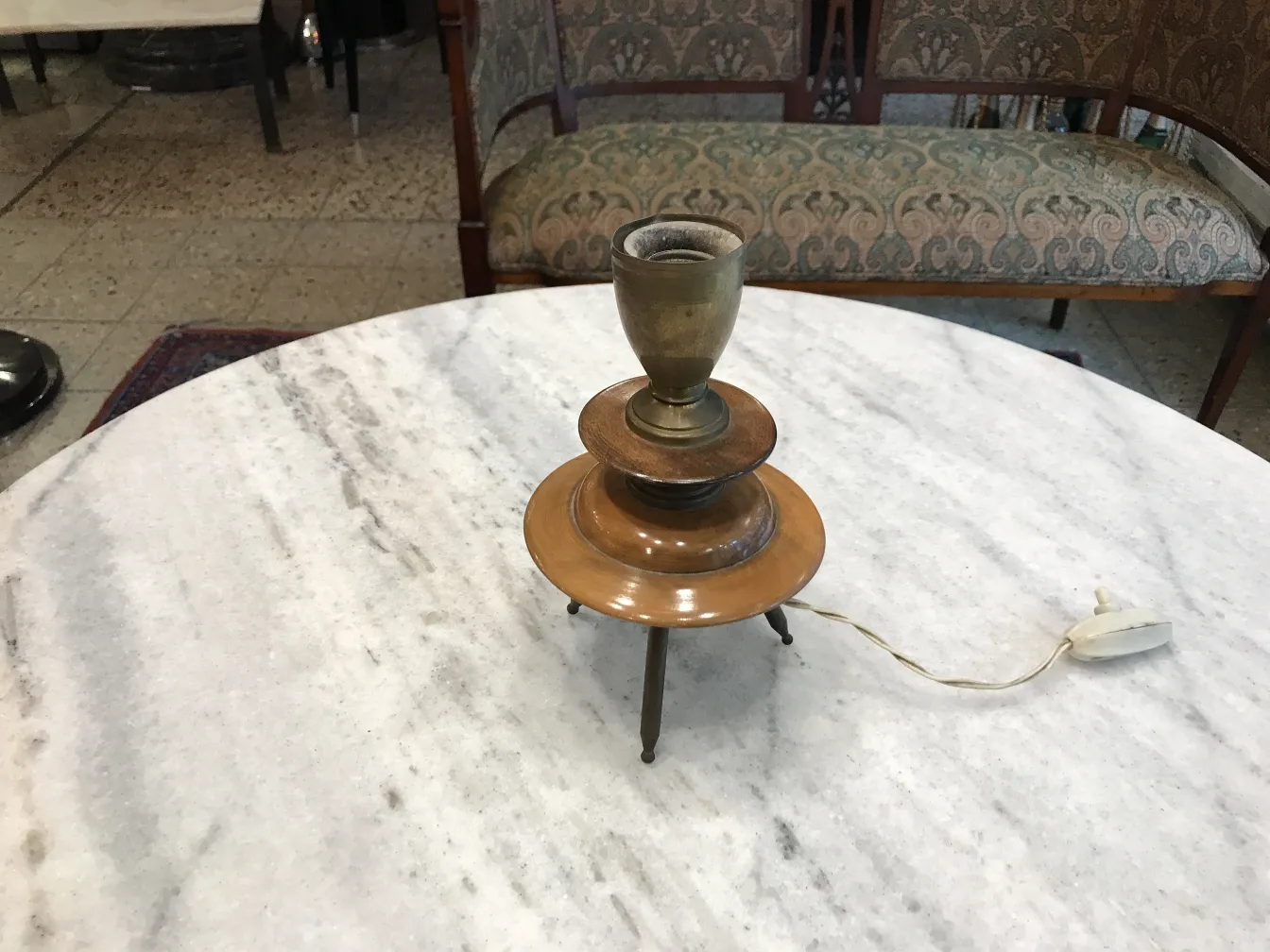 lámpara de mesa antigua de estilo art deco sobre una mesa de mármol