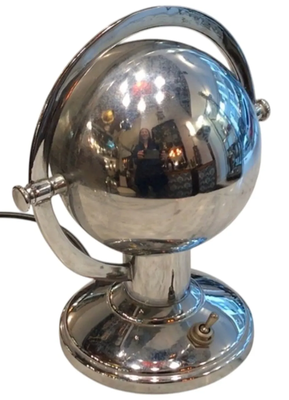 lampe de bureau antique art deco avec un design sphérique et un éclat métallique