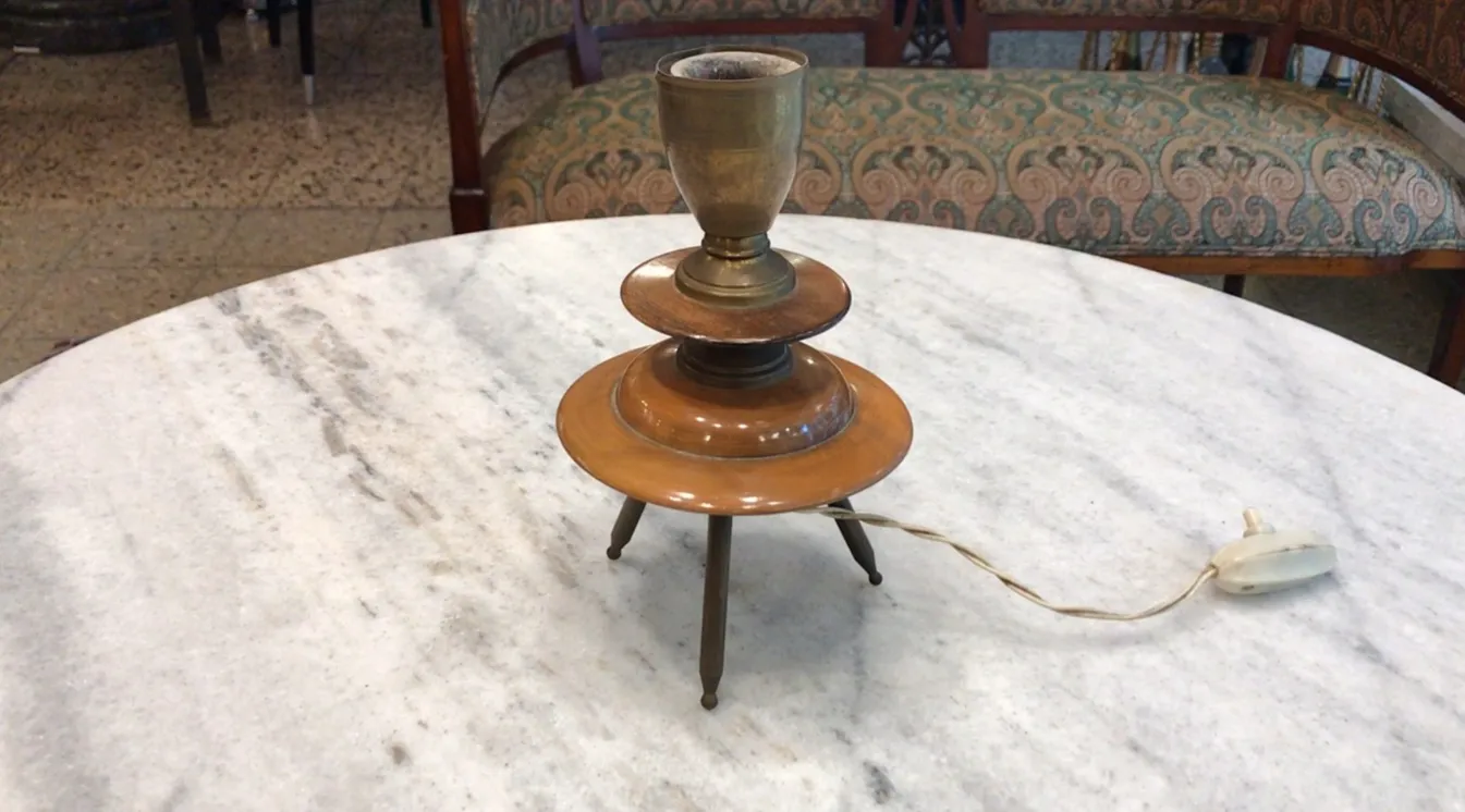 Lampe de bureau ancienne de style Art Deco avec une base élégante et des détails décoratifs, placée sur une table en marbre.