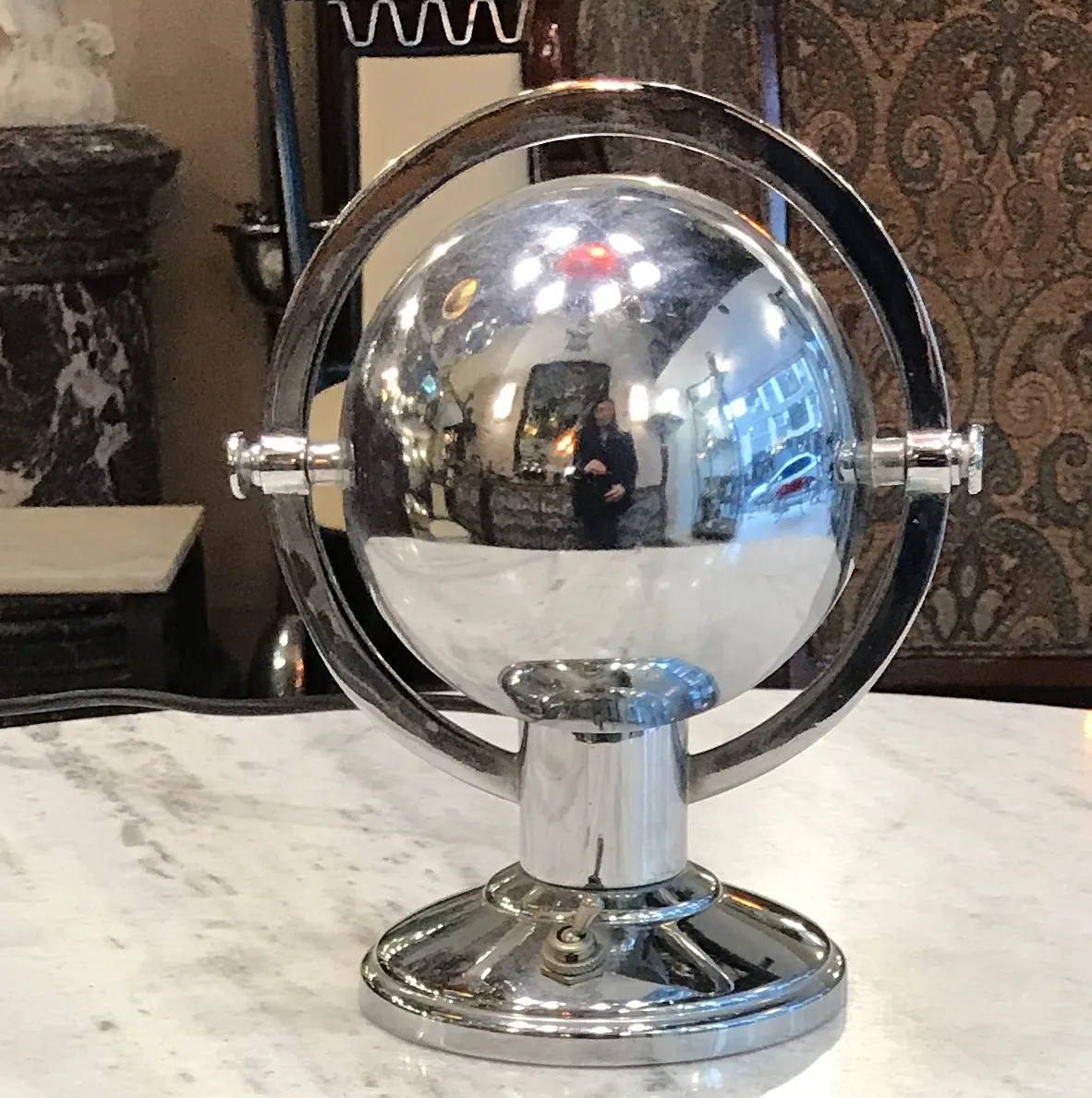 antica lampada da tavolo in stile art deco, forma sferica, lucida, luce morbida