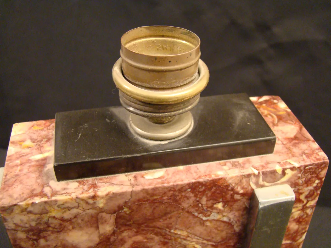 Lámpara de mesa antigua de estilo Art Deco con base decorativa