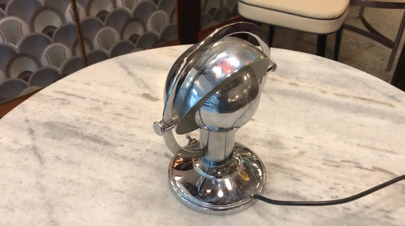 antike art deco tischlampe mit glänzender oberfläche auf einem marmortisch