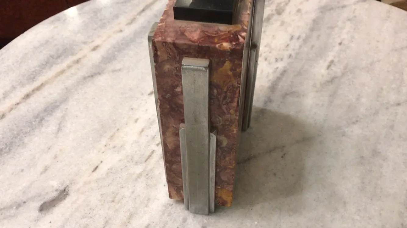 Lampara de mesa antigua con diseño art deco, elegancia en ambiente.