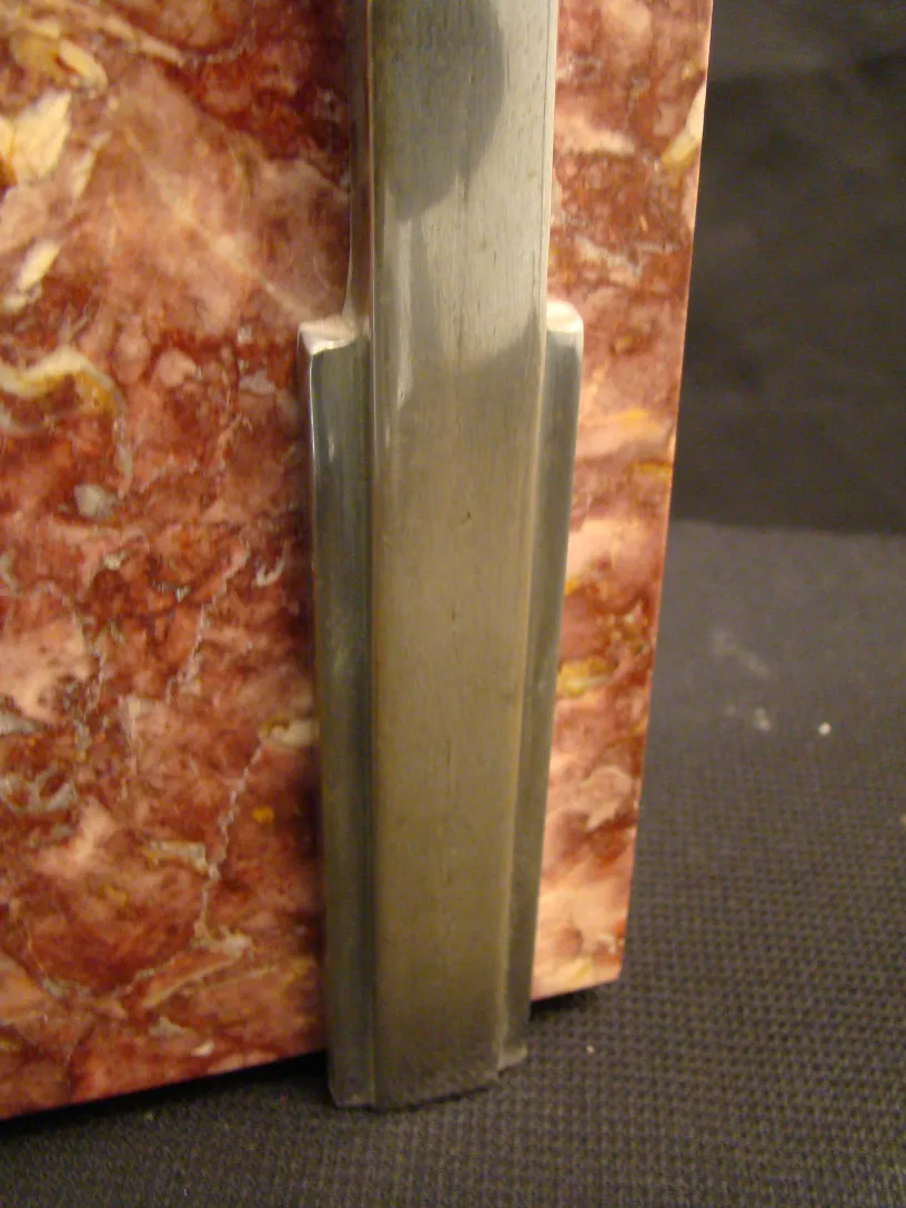 تفاصيل مصباح طاولة قديم بأسلوب فن الديكور مع تصميم أنيق في خلفية أنيقة.