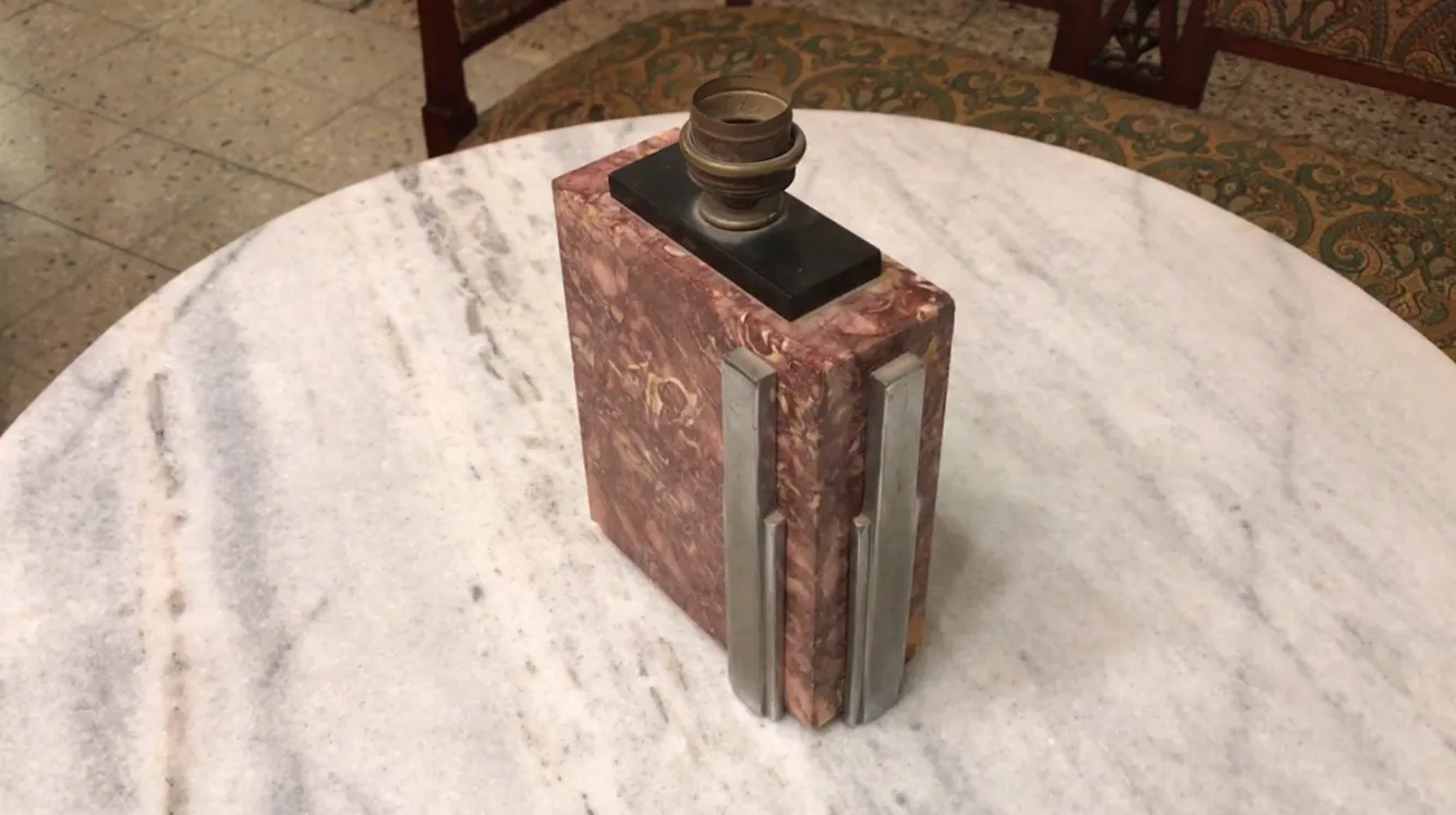 Lampe de bureau antique Art Deco avec une base rectangulaire et des détails décoratifs.