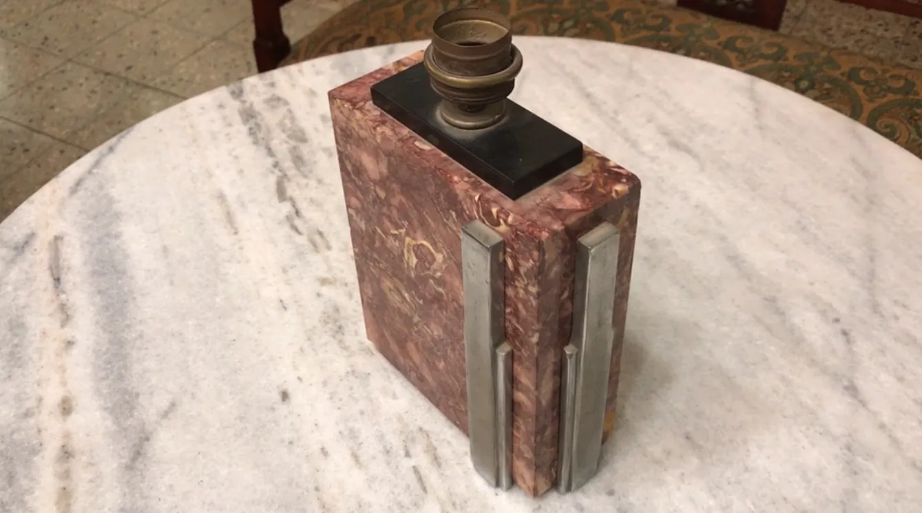 Lámpara de mesa antigua Art Deco con diseño elegante y detalles decorativos.