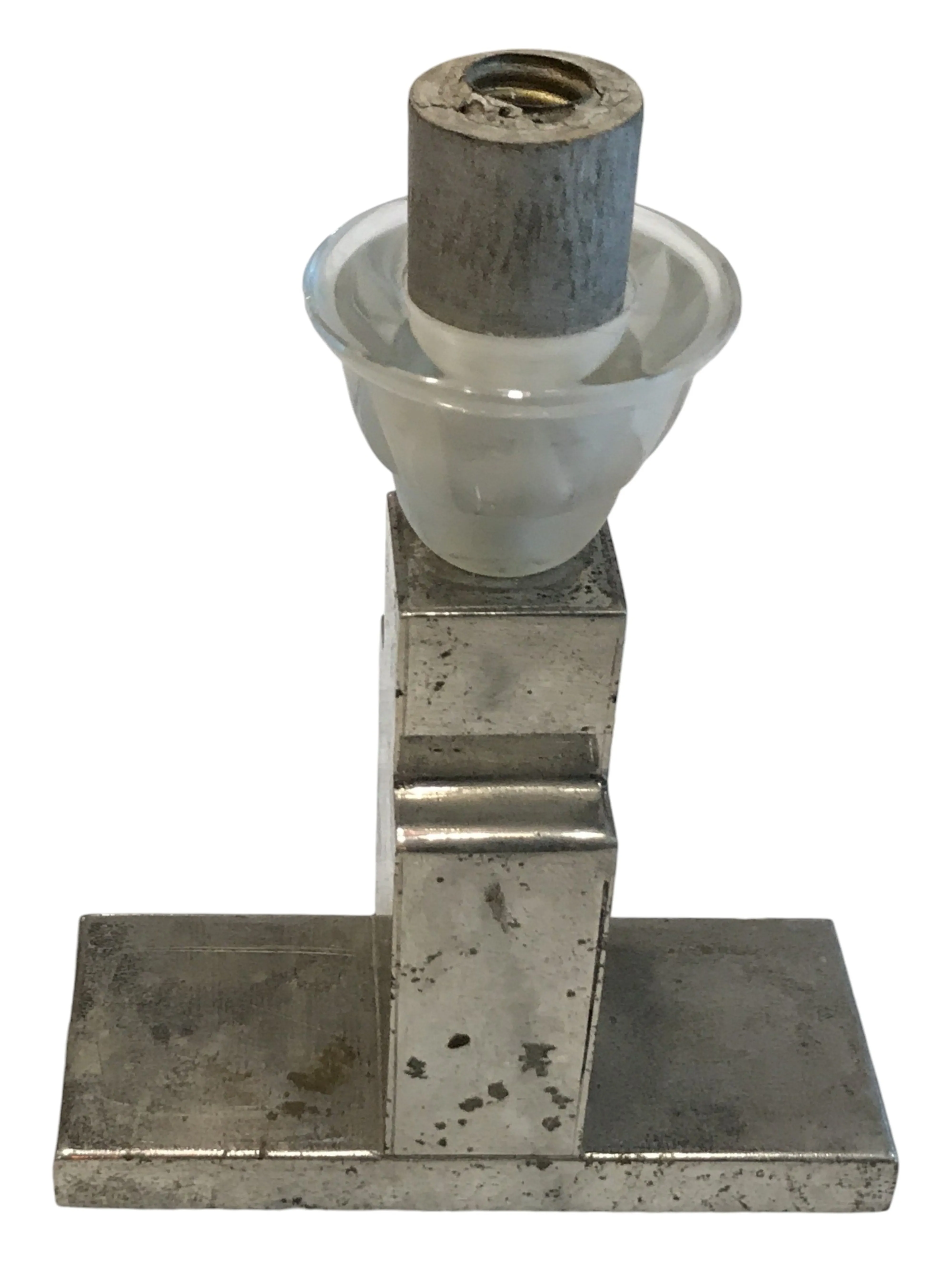 Lampada da tavolo antica con base in metallo e dettaglio bianco, atmosfera accogliente.