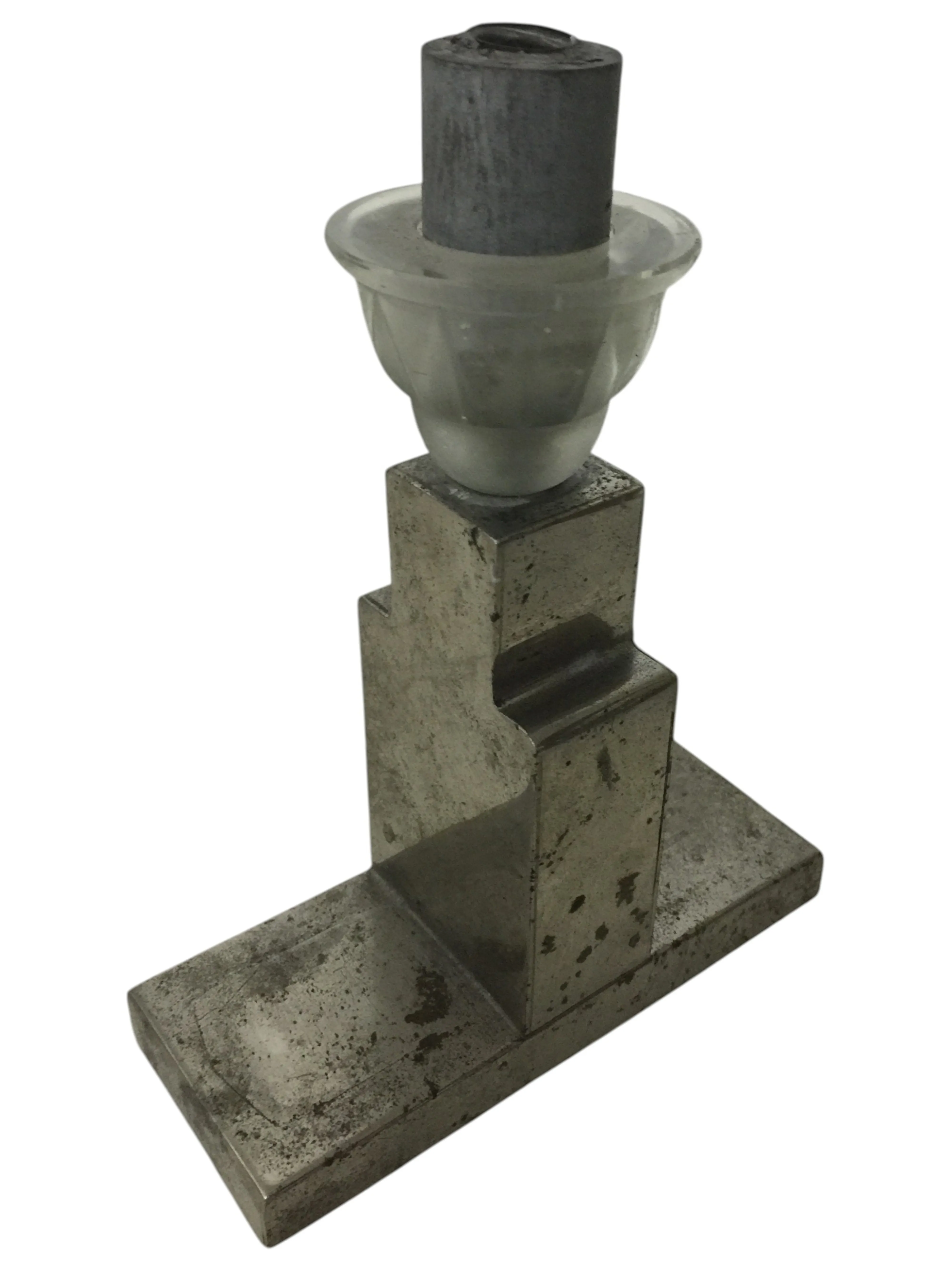 Antike Tischlampe mit einzigartigem Design in einer gemütlichen Umgebung.