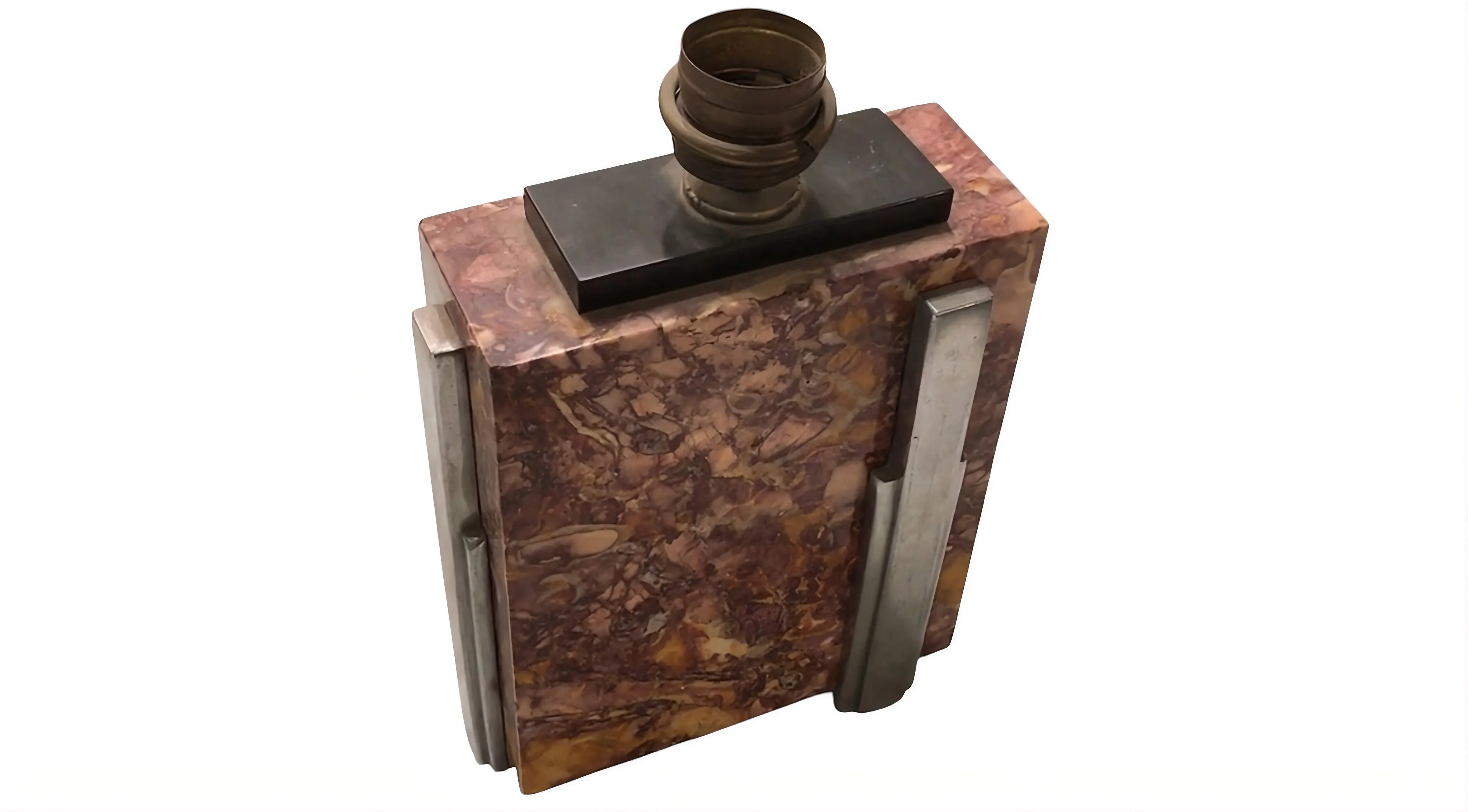 Lámpara de mesa antigua con base rectangular y luz cálida, ideal para decoración.