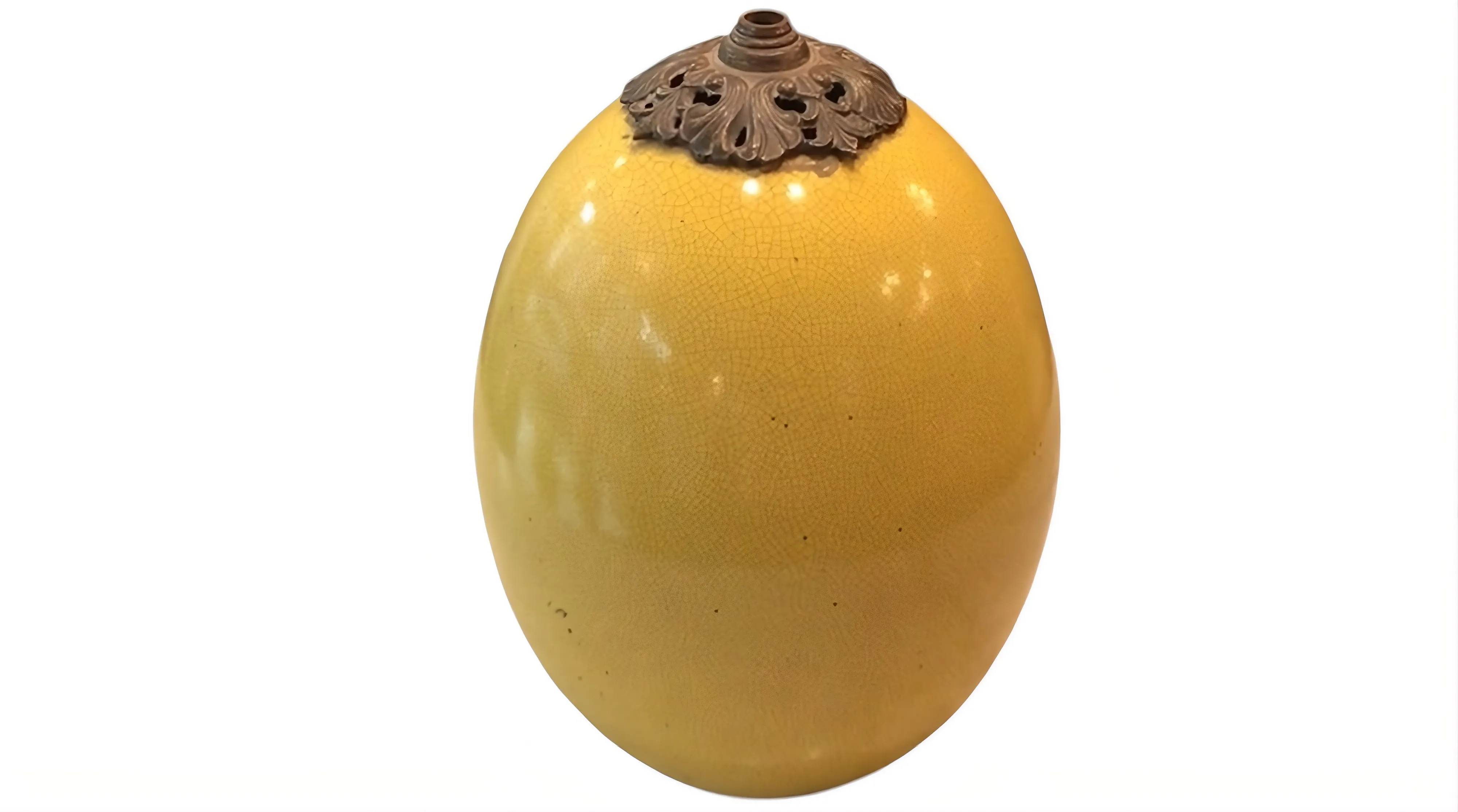 lampada da tavolo antica gialla con dettagli decorativi