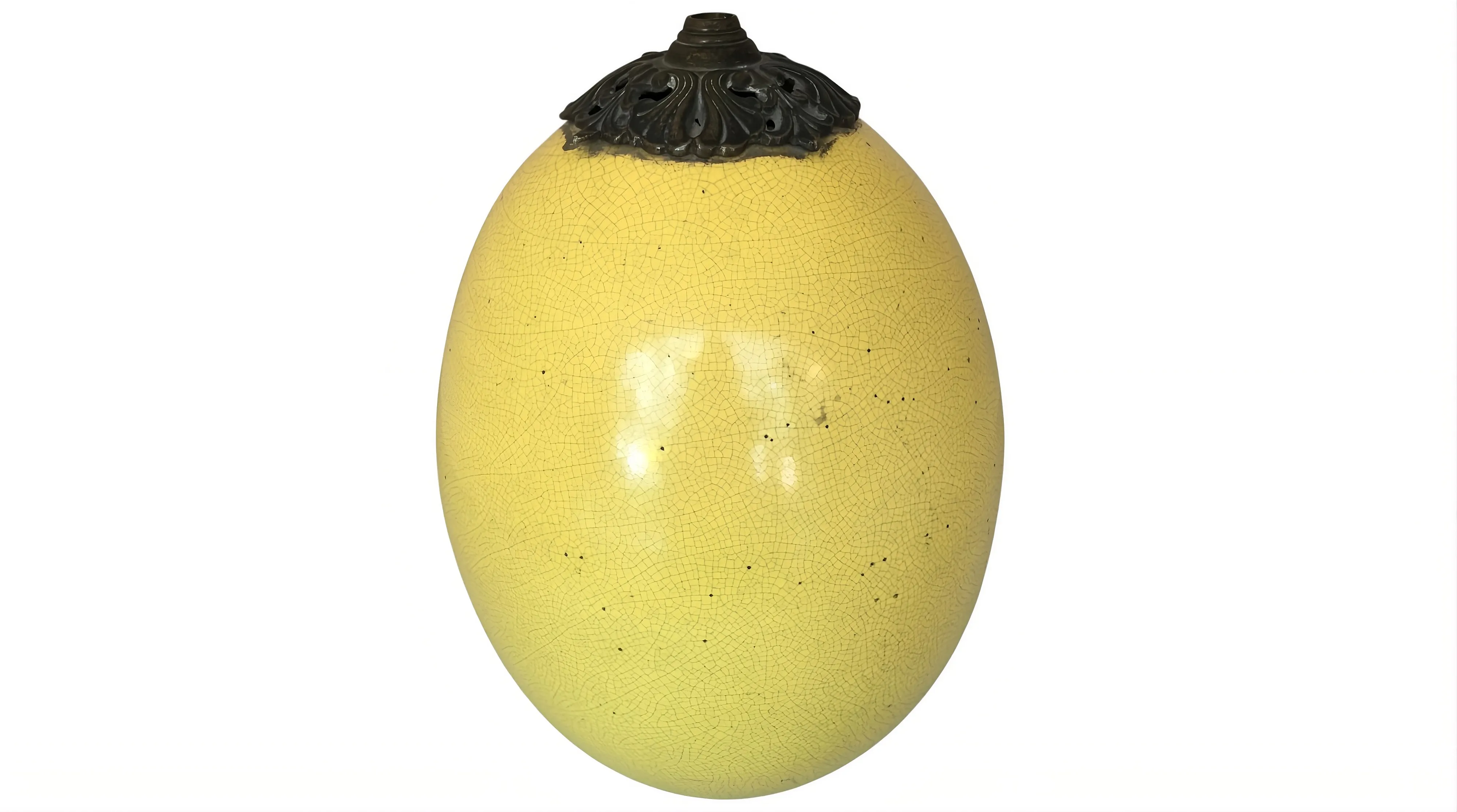 Lampe de bureau ancienne jaune avec un design en haut.