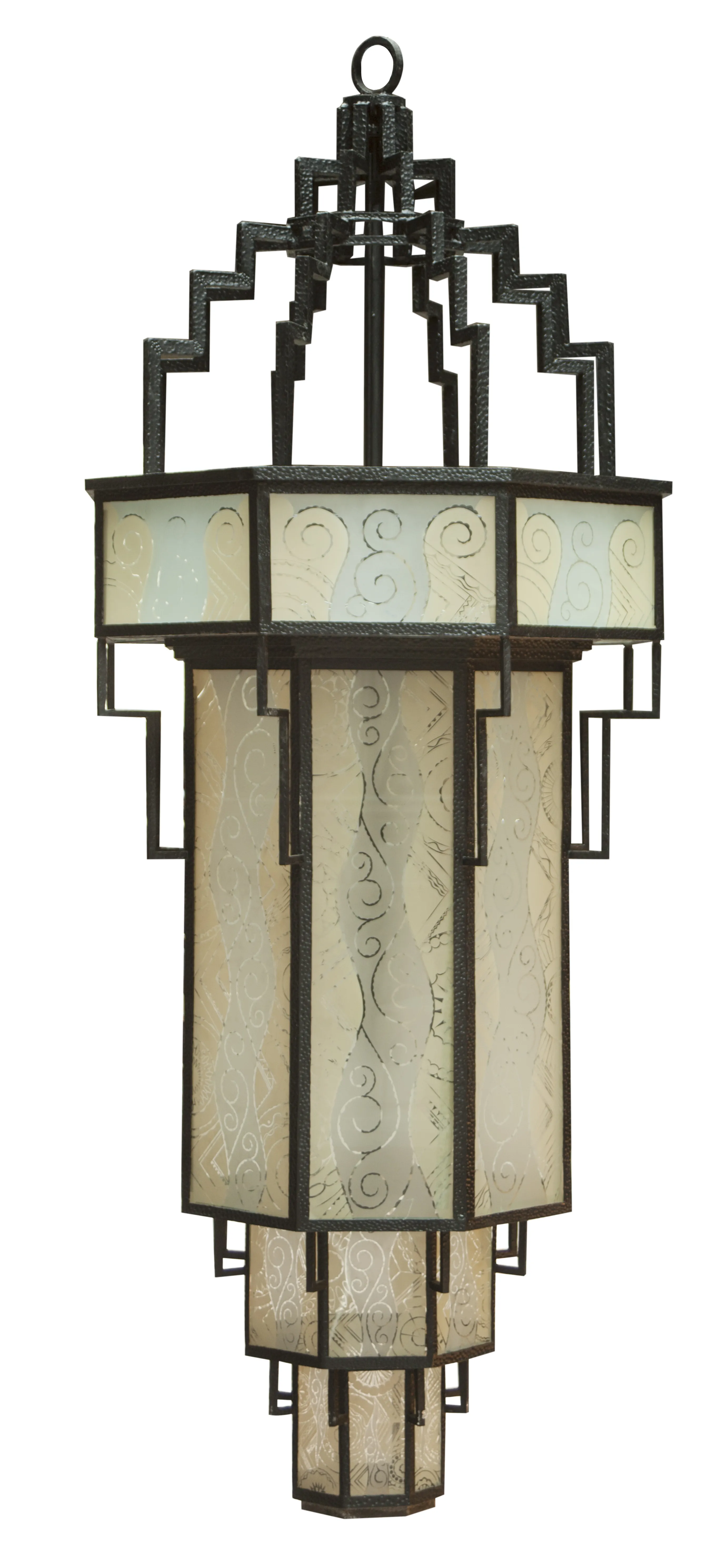 Lanterne ancienne avec un design décoratif élégant.