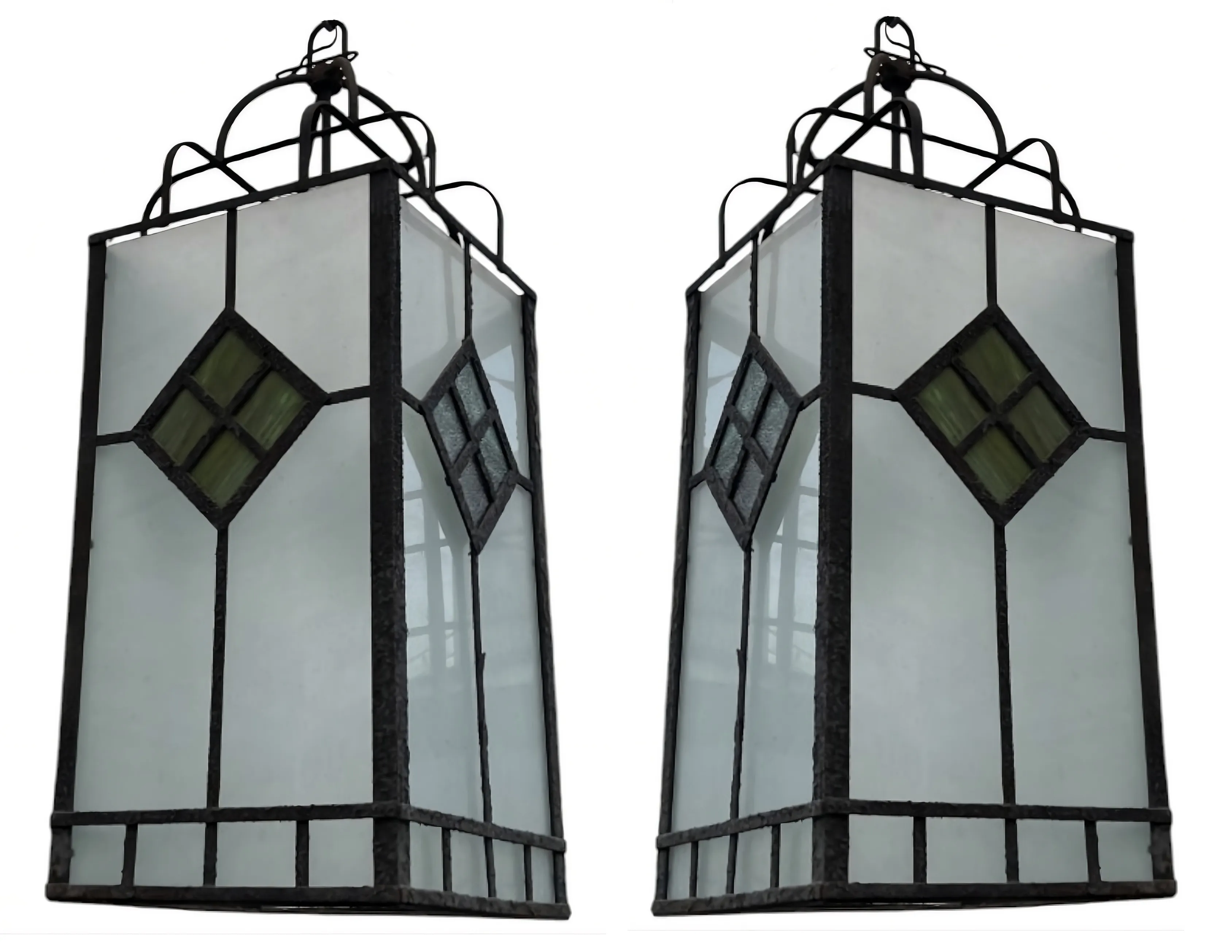 Visão de duas lanternas antigas para iluminação, detalhe geométrico