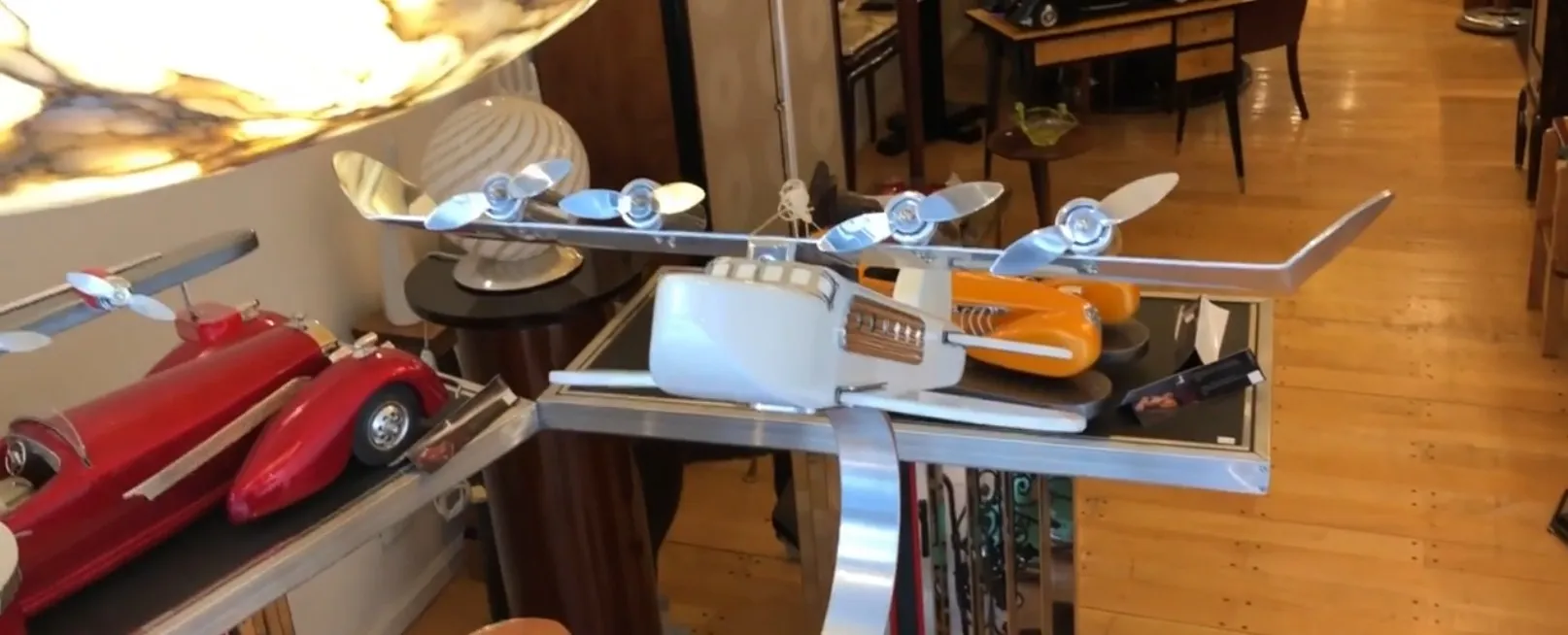 modelo de avião antigo em exibição decorativa