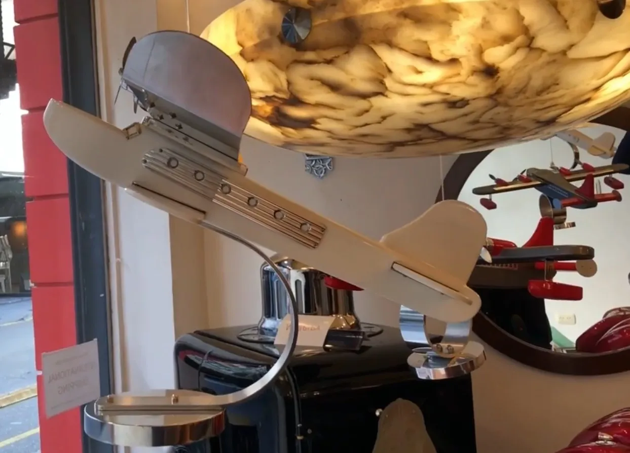 modelo antigo de avião de decoração em um ambiente elegante