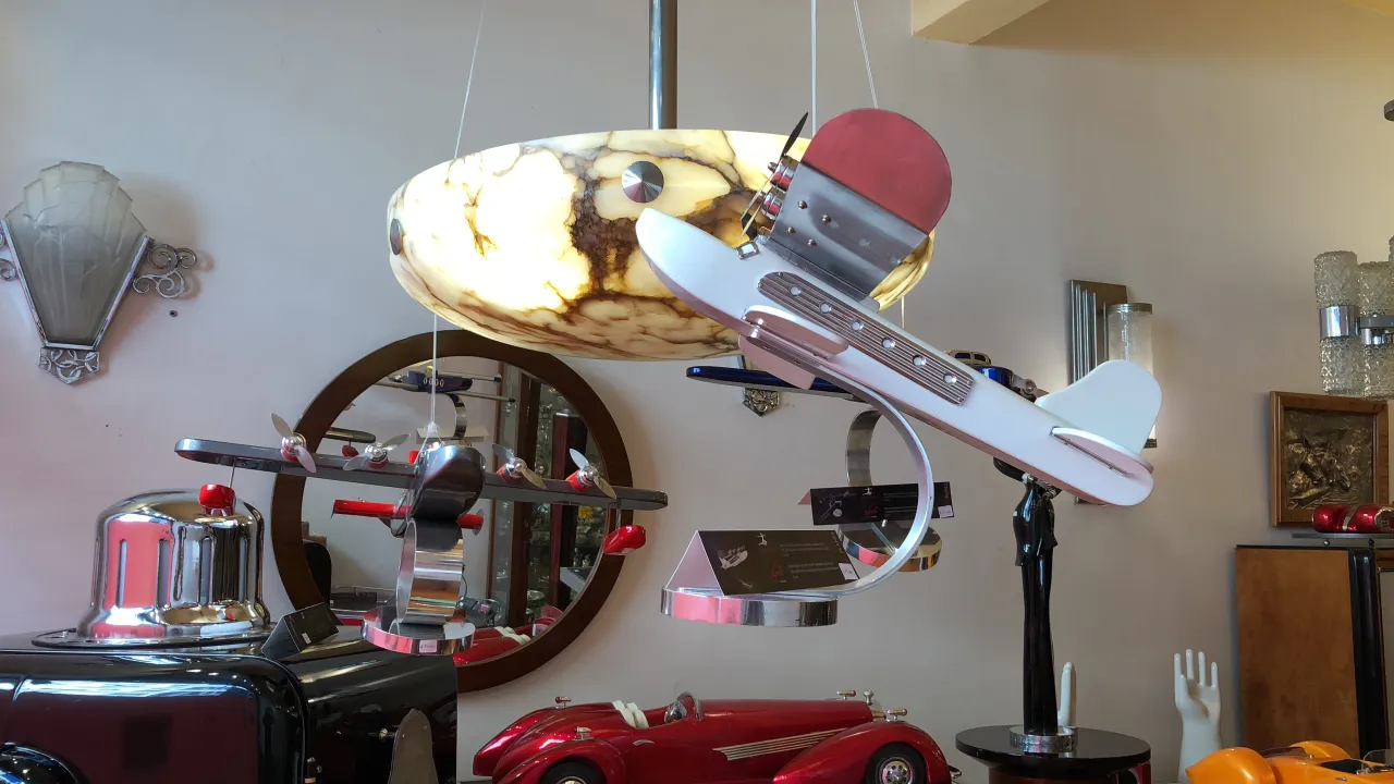 modello di aereo antico appeso in una decorazione moderna