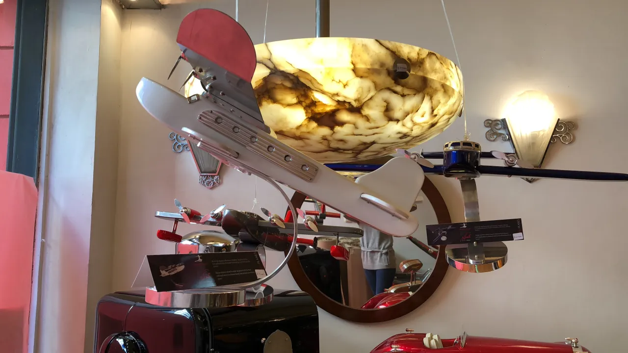 висячий антикварный декоративный самолет на стене