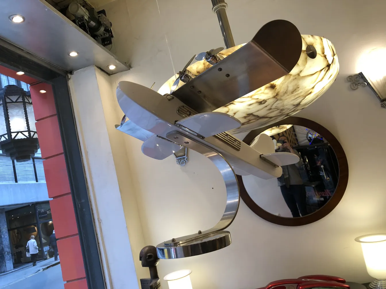 avión decorativo antiguo suspendido en el techo