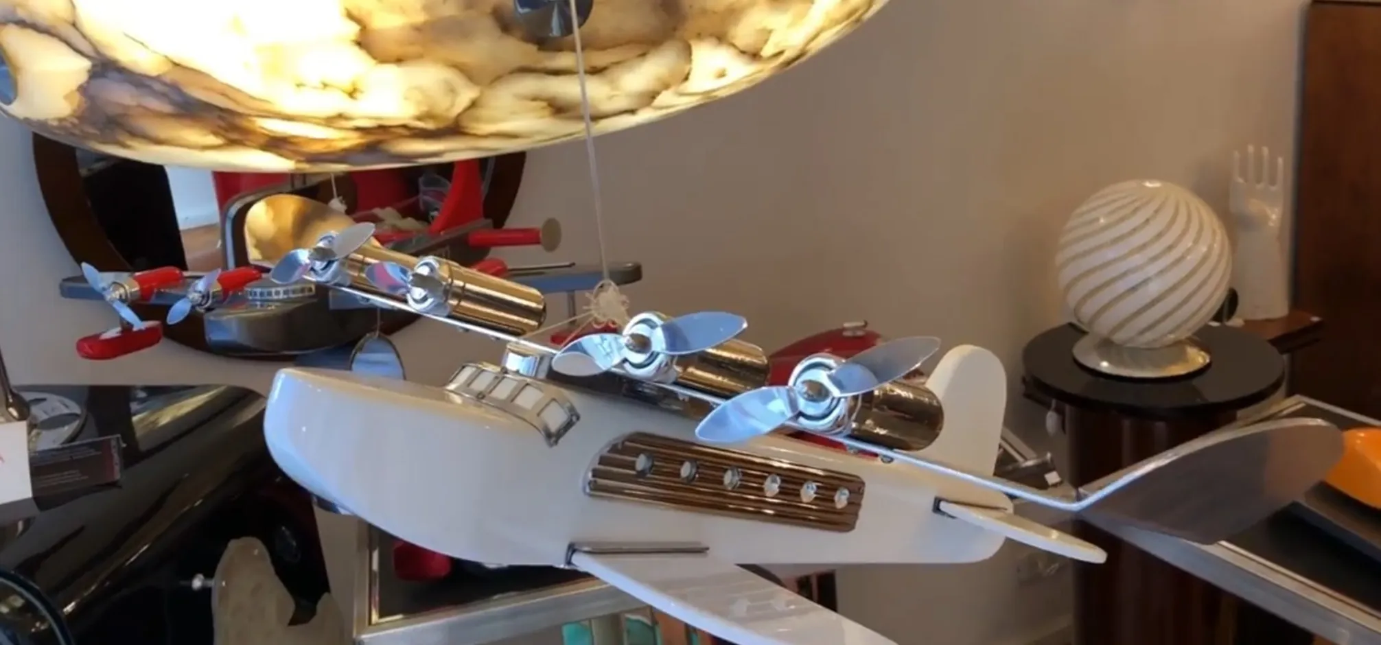 avión antiguo decorativo con hélices y detalles