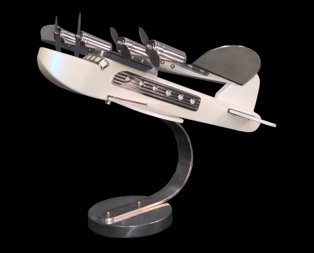 Modelo antiguo de avión decorativo con hélices