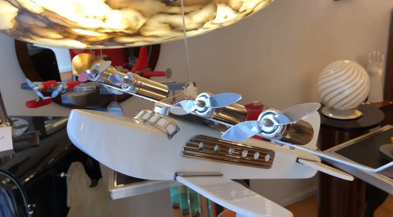 Antiguo avión decorativo con hélices brillantes y detalles
