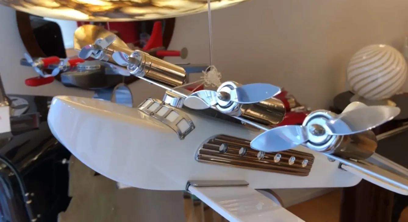 antikes sammel-flugzeug mit glänzenden propellern