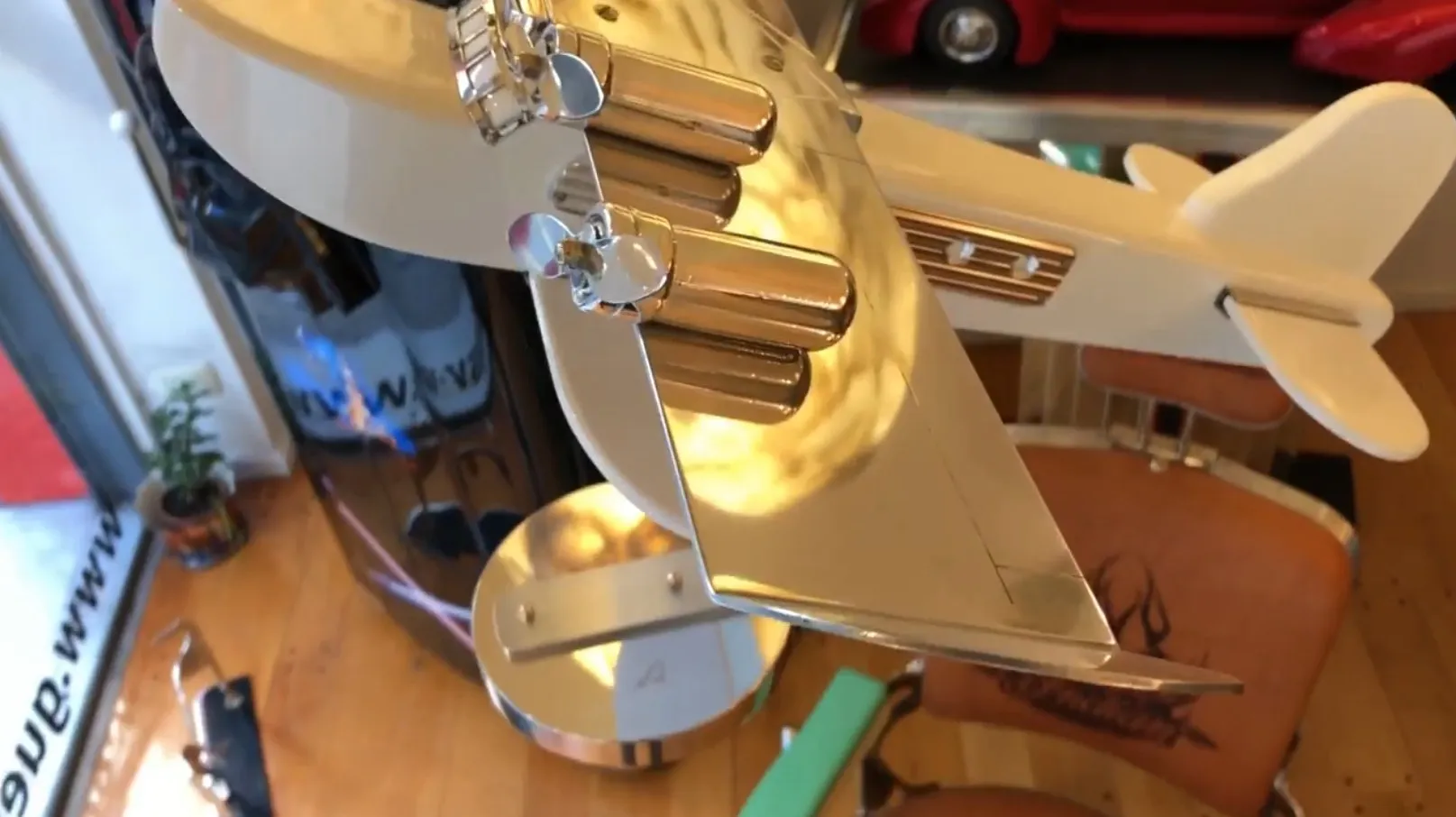 金属の詳細が施された古い装飾飛行機、店舗の背景に。