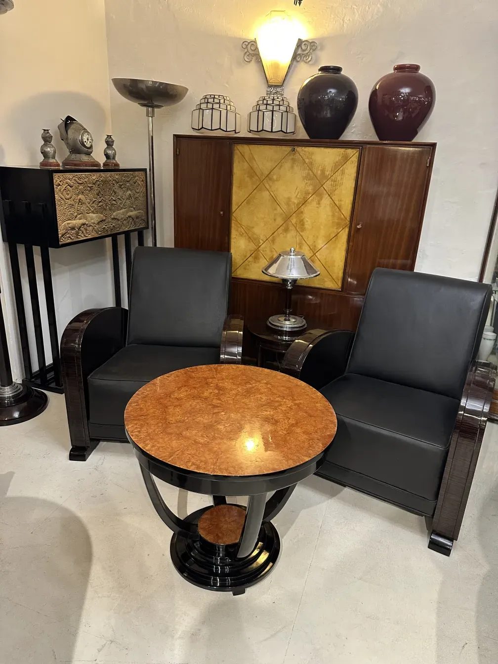 elegante antiker Bar in gemütlicher Umgebung mit Sesseln