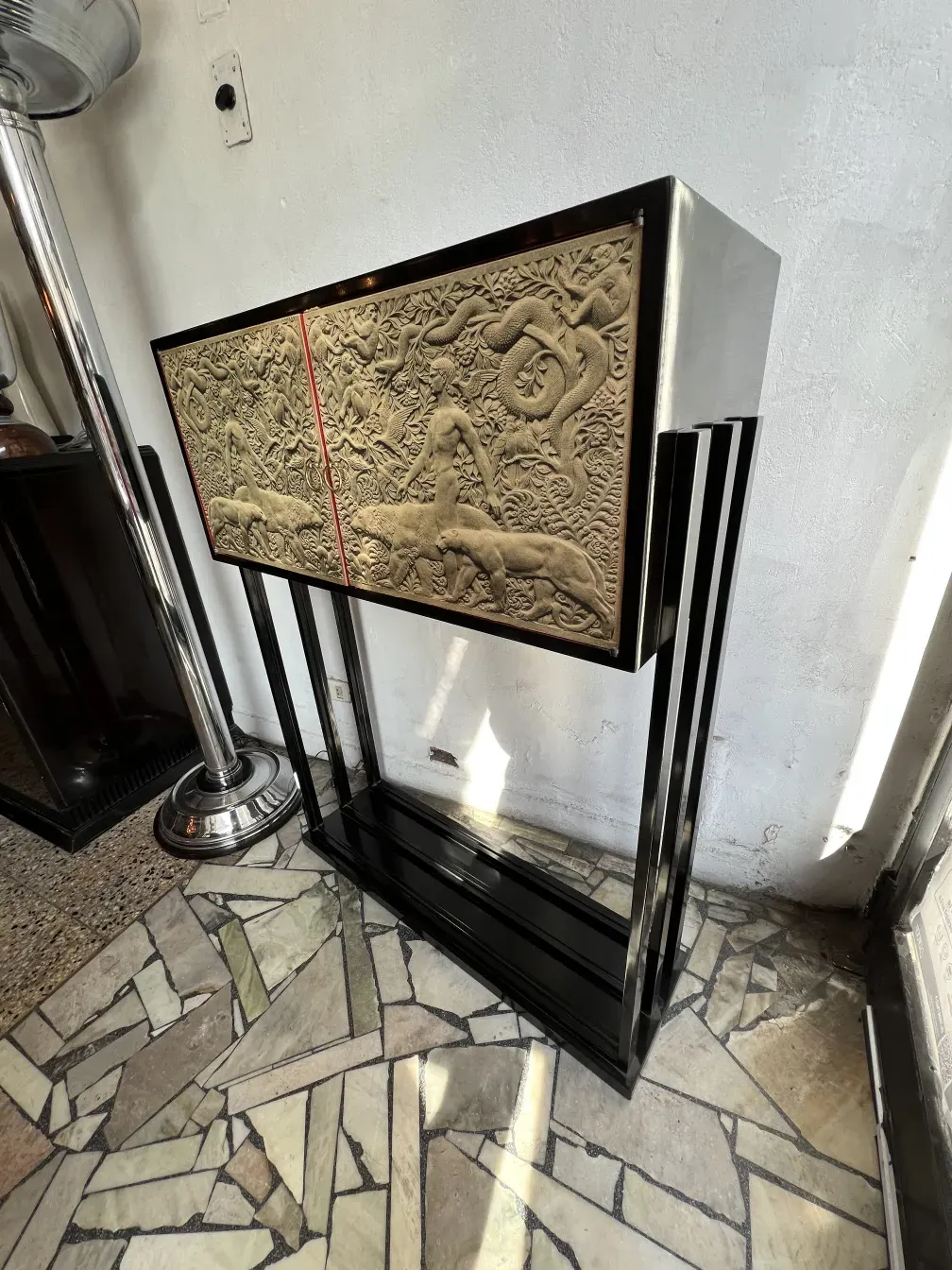 antikbar mit komplizierten Reliefs und stilvollem Ambiente