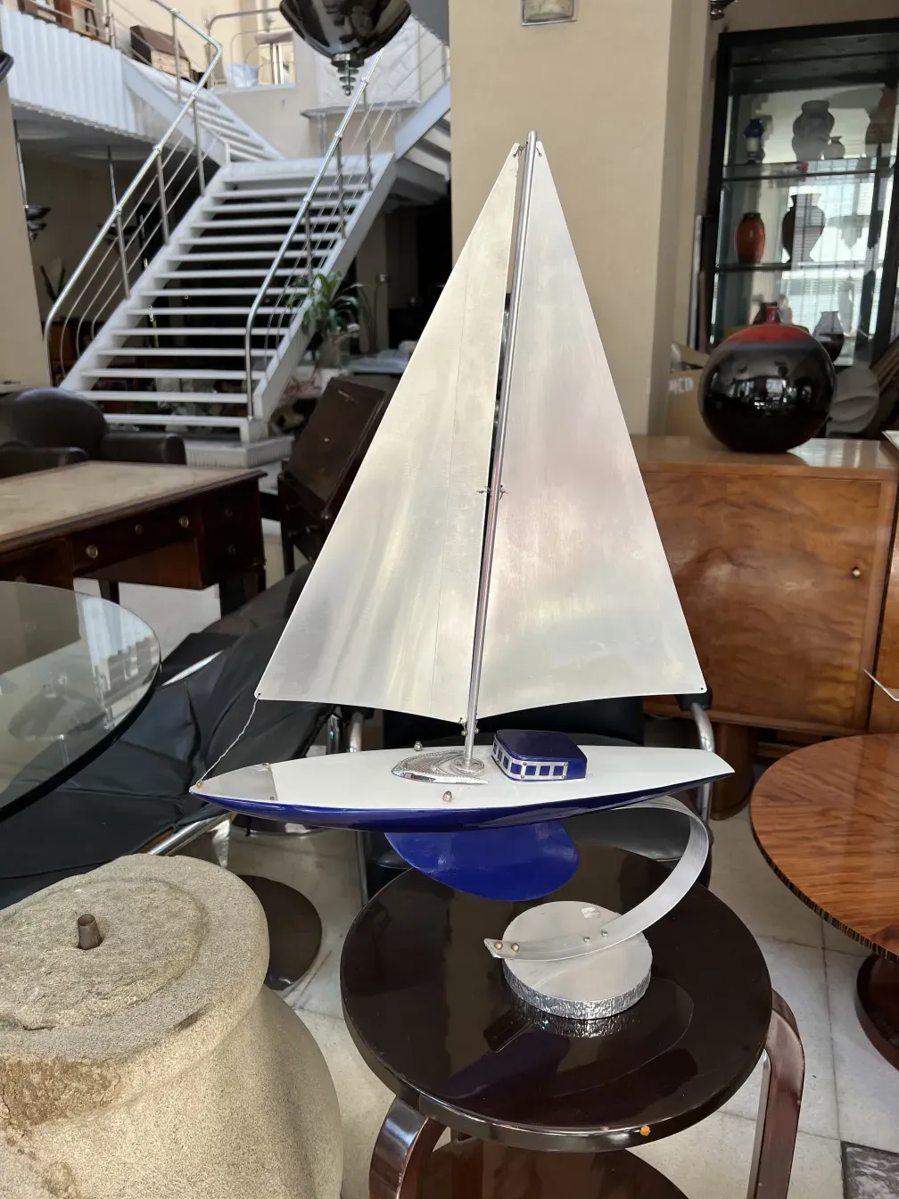 Modèle ancien d'un bateau dans un cadre intérieur