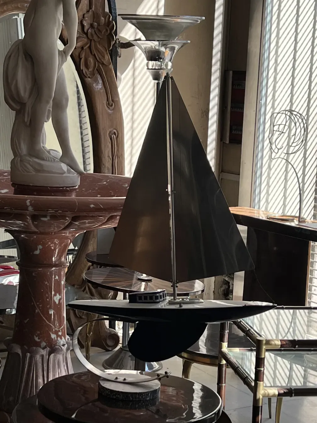 Antiguo barco con forma musical y detalles decorativos